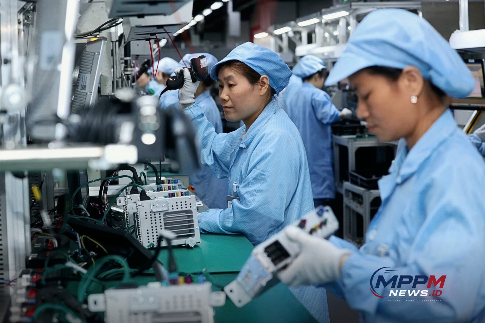 Pekerja di lini produksi pabrik manufaktur sebagai ilustrasi relokasi pabrik asal China ke Kawasan Industri Madura di Bangkalan, Jawa Timur.