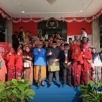 Rombongan MPPM mengenakan busana adat Madura Sakera dan Marlena di KBRI Kuala Lumpur saat HUT ke-81 RI.