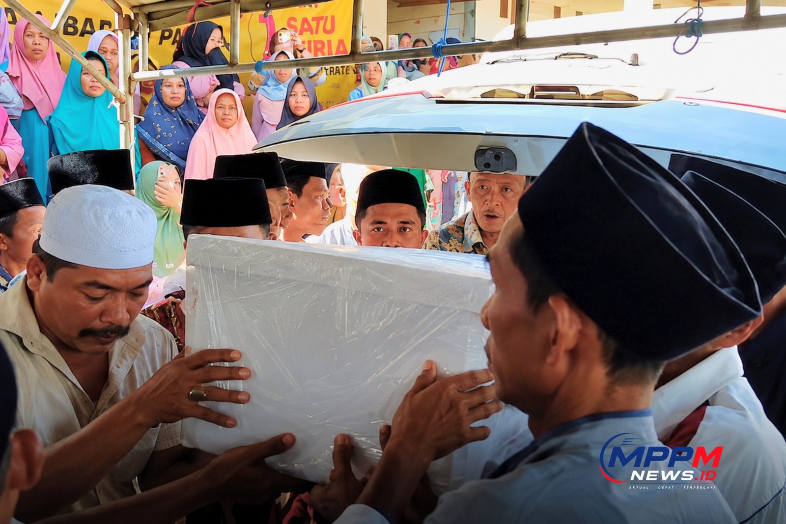 Jenazah Hasanah diantar ke rumah duka di Pamekasan