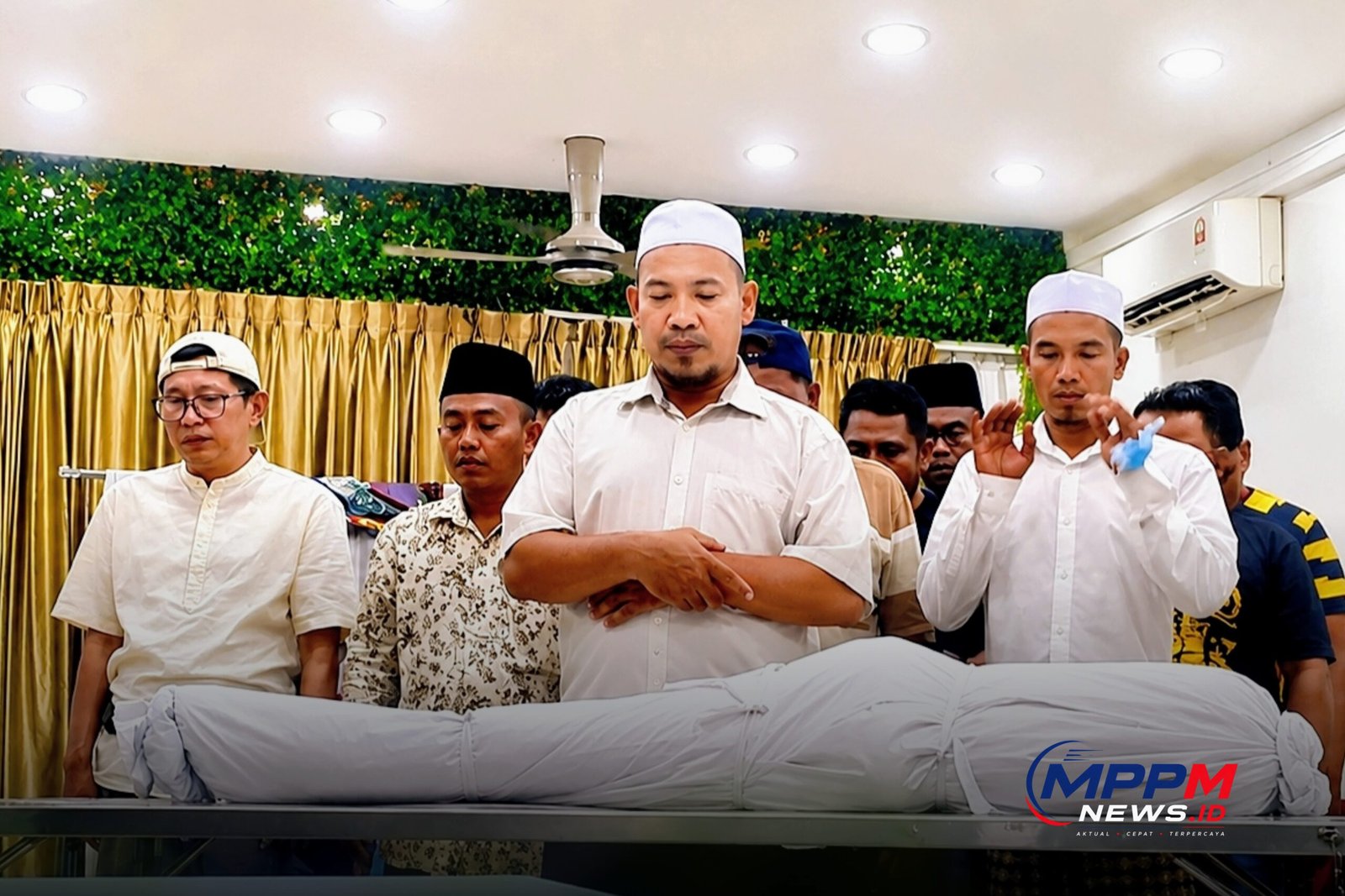 Salat jenazah Sudina sebelum dipulangkan dari Malaysia ke Sampang