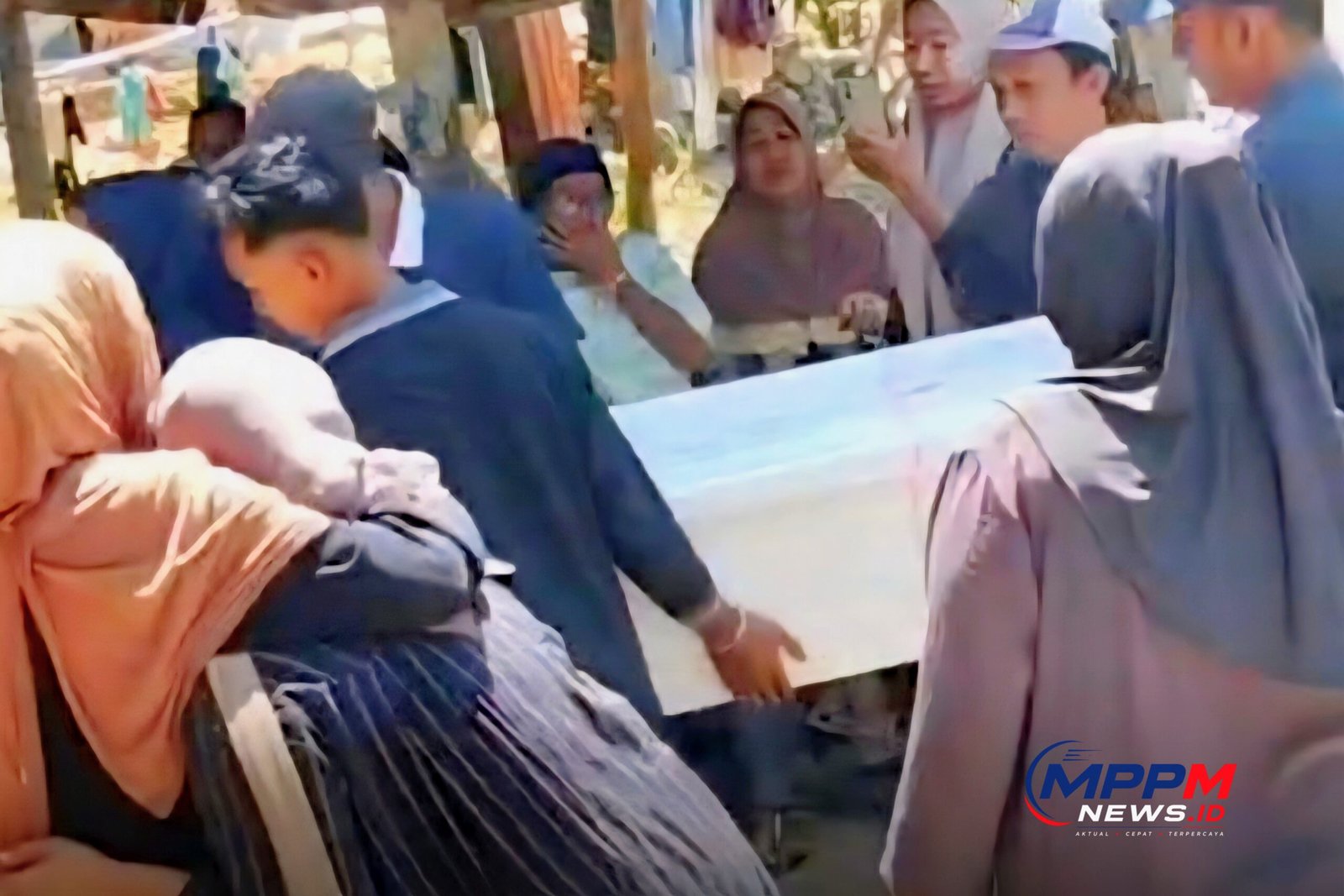 Jenazah Unziyah PMI Bawean tiba di rumah duka