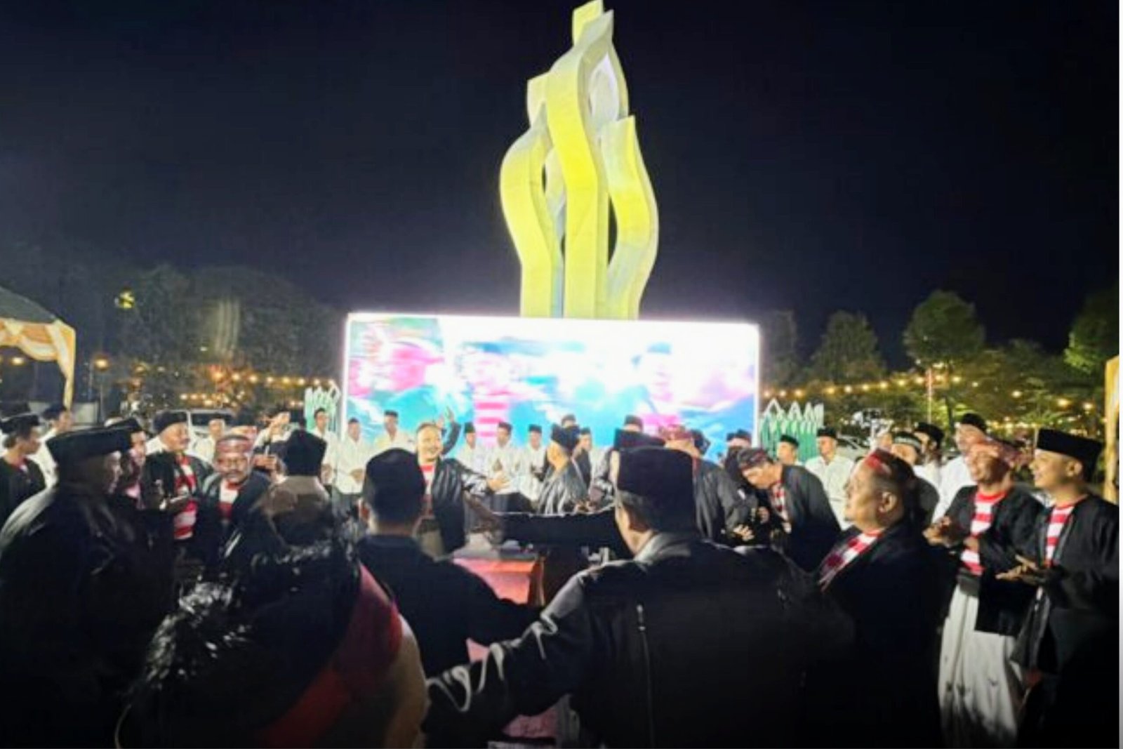 Pertunjukan Macapat Samman di Monumen Arek Lancor, Pamekasan, dalam tradisi budaya dan keislaman masyarakat Madura.