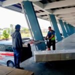 Peti jenazah Saipul bin Bakar dalam proses pemulangan dari Malaysia, dengan ambulans MPPM di lokasi pengiriman.
