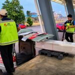 Petugas kargo menangani peti jenazah PMI Ramli bin Hasan untuk proses pemulangan dari Malaysia ke Sampang, Jawa Timur.