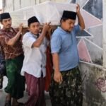 Jenazah PMI asal Bangkalan dipikul warga dalam prosesi pemakaman di kampung halaman.